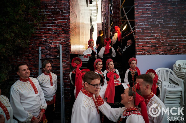 С громыхающим поездом и фронтовыми зарисовками: как прошёл концерт на Соборной площади