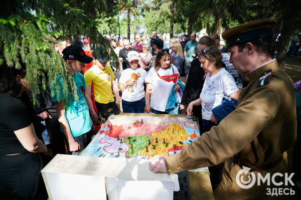 Курс молодого бойца и послания памяти. Как омичи отмечают 9 Мая в парке Победы Курс молодого бойца и послания памяти. Как омичи отмечают 9 Мая в парке Победы