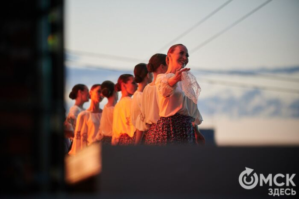 С громыхающим поездом и фронтовыми зарисовками: как прошёл концерт на Соборной площади