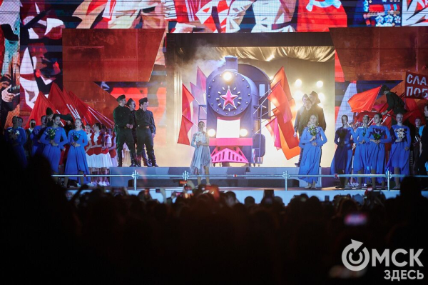 С громыхающим поездом и фронтовыми зарисовками: как прошёл концерт на Соборной площади