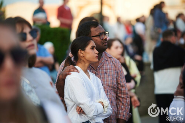 С громыхающим поездом и фронтовыми зарисовками: как прошёл концерт на Соборной площади