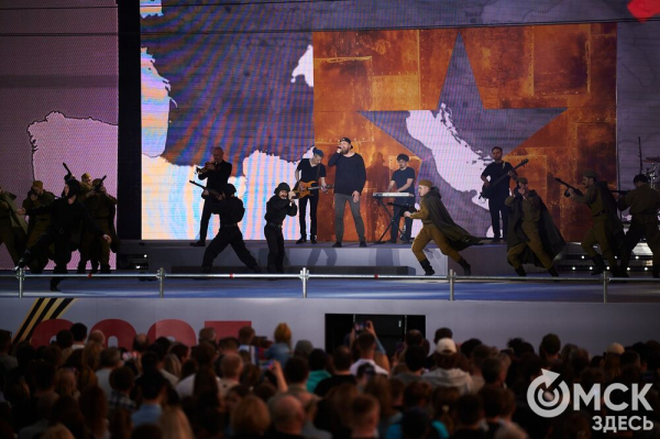 С громыхающим поездом и фронтовыми зарисовками: как прошёл концерт на Соборной площади