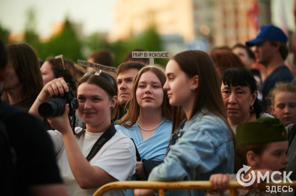 С громыхающим поездом и фронтовыми зарисовками: как прошёл концерт на Соборной площади