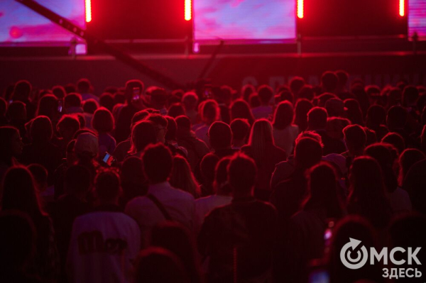 С громыхающим поездом и фронтовыми зарисовками: как прошёл концерт на Соборной площади