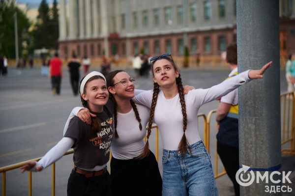 С громыхающим поездом и фронтовыми зарисовками: как прошёл концерт на Соборной площади