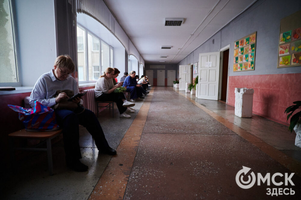 Под прицелом камер, но с шоколадкой. В Омске стартовал экзаменационный марафон