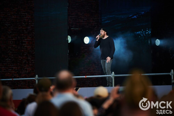 С громыхающим поездом и фронтовыми зарисовками: как прошёл концерт на Соборной площади