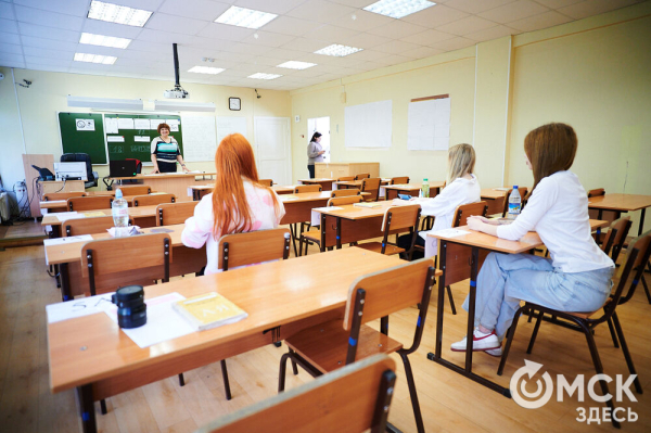 Под прицелом камер, но с шоколадкой. В Омске стартовал экзаменационный марафон
