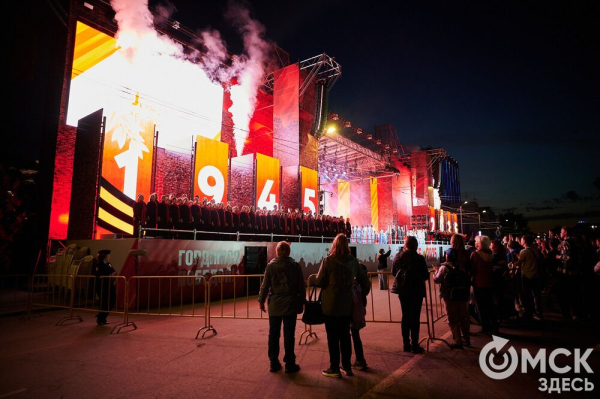 С громыхающим поездом и фронтовыми зарисовками: как прошёл концерт на Соборной площади