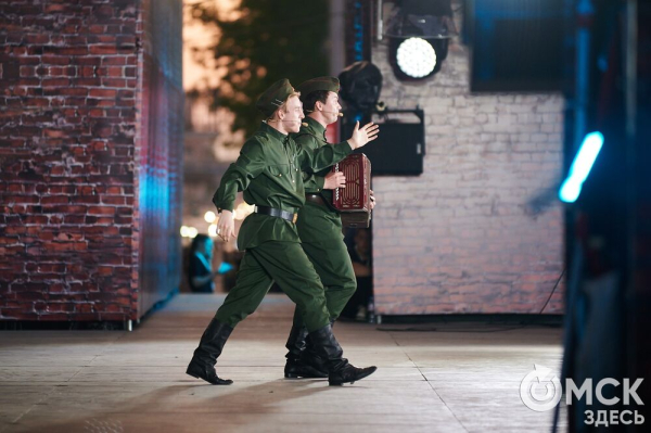 С громыхающим поездом и фронтовыми зарисовками: как прошёл концерт на Соборной площади