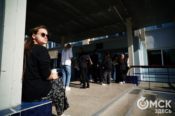 Под прицелом камер, но с шоколадкой. В Омске стартовал экзаменационный марафон