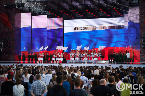 С громыхающим поездом и фронтовыми зарисовками: как прошёл концерт на Соборной площади