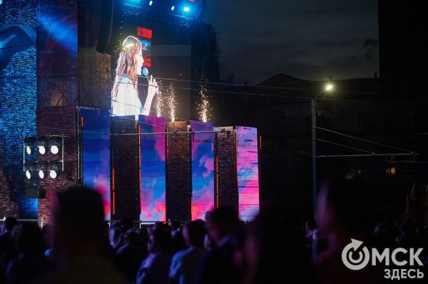 С громыхающим поездом и фронтовыми зарисовками: как прошёл концерт на Соборной площади