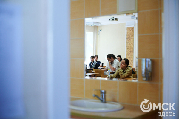 Под прицелом камер, но с шоколадкой. В Омске стартовал экзаменационный марафон