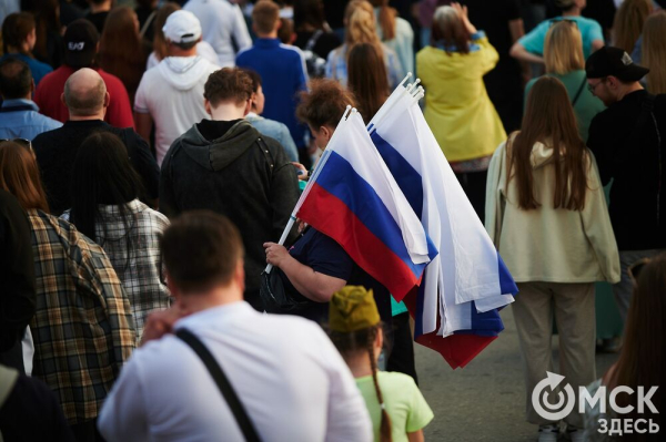 С громыхающим поездом и фронтовыми зарисовками: как прошёл концерт на Соборной площади