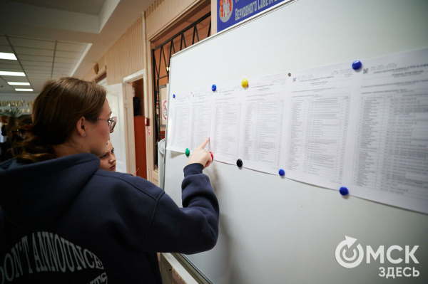 Под прицелом камер, но с шоколадкой. В Омске стартовал экзаменационный марафон