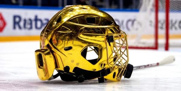 Дамир Шарипзянов стал 13-м игроком "Авангарда", получившим "Золотой шлем" Дамир Шарипзянов стал 13-м игроком "Авангарда", получившим "Золотой шлем"