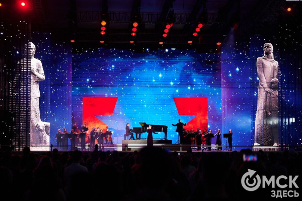 С громыхающим поездом и фронтовыми зарисовками: как прошёл концерт на Соборной площади