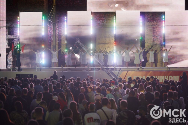 С громыхающим поездом и фронтовыми зарисовками: как прошёл концерт на Соборной площади