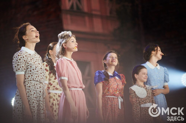 С громыхающим поездом и фронтовыми зарисовками: как прошёл концерт на Соборной площади