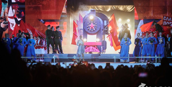 С громыхающим поездом и фронтовыми зарисовками: как прошёл концерт на Соборной площади