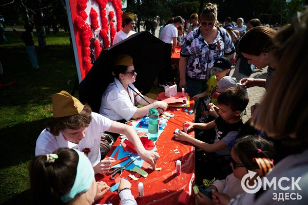 Курс молодого бойца и послания памяти. Как омичи отмечают 9 Мая в парке Победы Курс молодого бойца и послания памяти. Как омичи отмечают 9 Мая в парке Победы