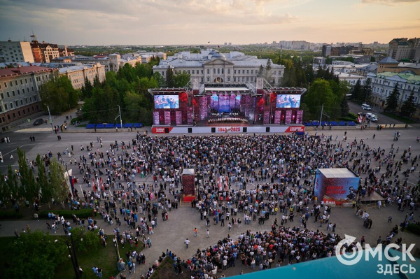 С громыхающим поездом и фронтовыми зарисовками: как прошёл концерт на Соборной площади