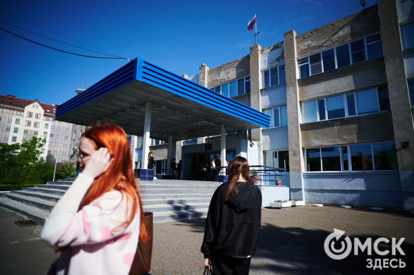 Под прицелом камер, но с шоколадкой. В Омске стартовал экзаменационный марафон