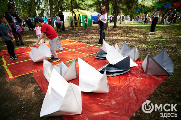 Курс молодого бойца и послания памяти. Как омичи отмечают 9 Мая в парке Победы Курс молодого бойца и послания памяти. Как омичи отмечают 9 Мая в парке Победы