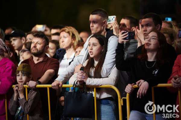 С громыхающим поездом и фронтовыми зарисовками: как прошёл концерт на Соборной площади