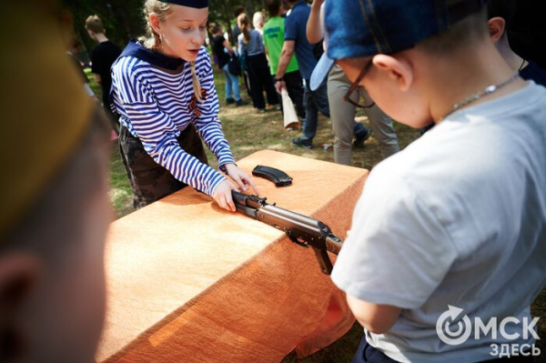 Курс молодого бойца и послания памяти. Как омичи отмечают 9 Мая в парке Победы Курс молодого бойца и послания памяти. Как омичи отмечают 9 Мая в парке Победы