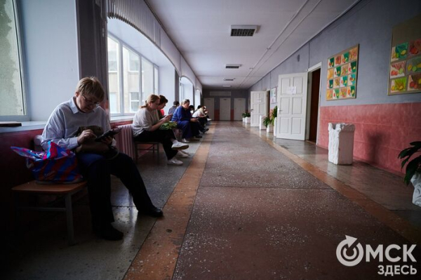 Под прицелом камер, но с шоколадкой. В Омске стартовал экзаменационный марафон