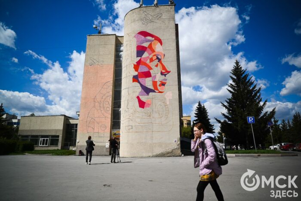 В Омске создают мурал, посвящённый работницам заводов