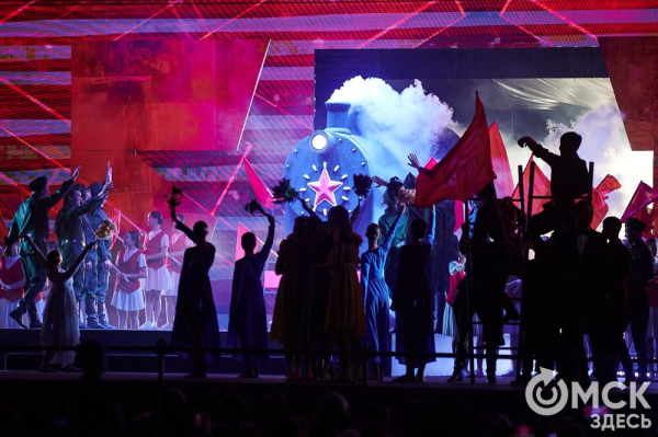 С громыхающим поездом и фронтовыми зарисовками: как прошёл концерт на Соборной площади