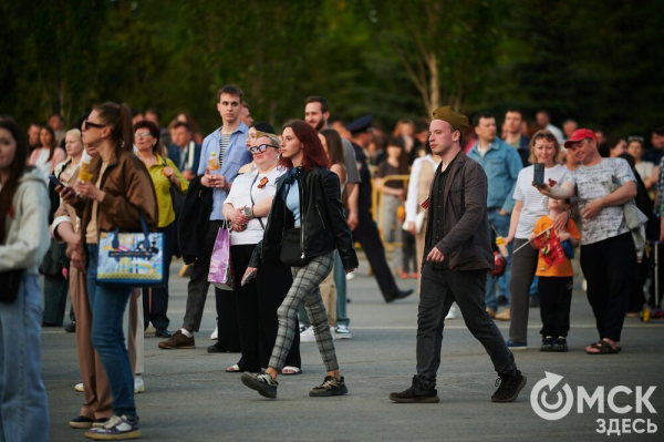 С громыхающим поездом и фронтовыми зарисовками: как прошёл концерт на Соборной площади