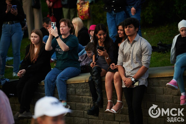 С громыхающим поездом и фронтовыми зарисовками: как прошёл концерт на Соборной площади