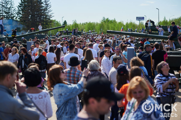 Курс молодого бойца и послания памяти. Как омичи отмечают 9 Мая в парке Победы Курс молодого бойца и послания памяти. Как омичи отмечают 9 Мая в парке Победы