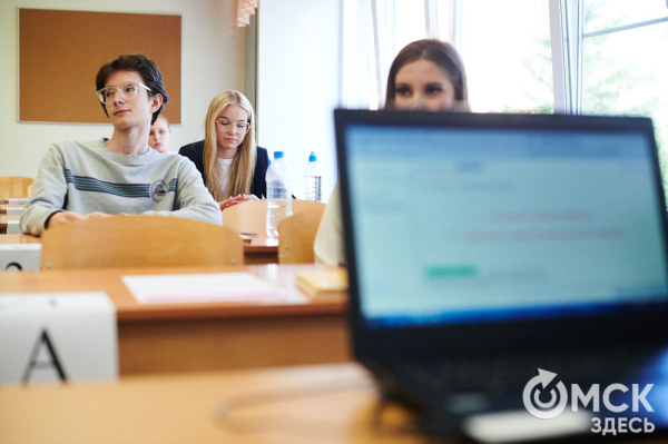 Под прицелом камер, но с шоколадкой. В Омске стартовал экзаменационный марафон