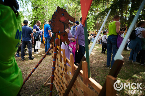 Курс молодого бойца и послания памяти. Как омичи отмечают 9 Мая в парке Победы Курс молодого бойца и послания памяти. Как омичи отмечают 9 Мая в парке Победы