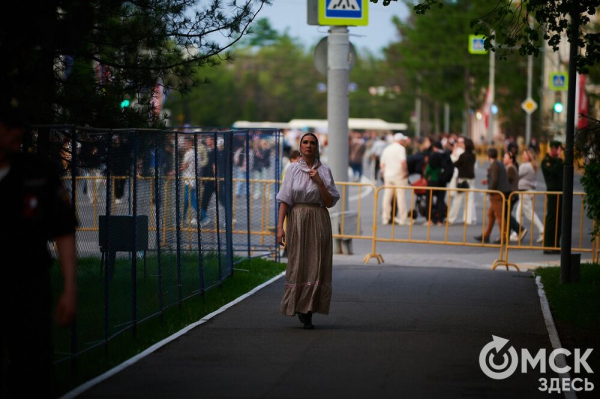 С громыхающим поездом и фронтовыми зарисовками: как прошёл концерт на Соборной площади