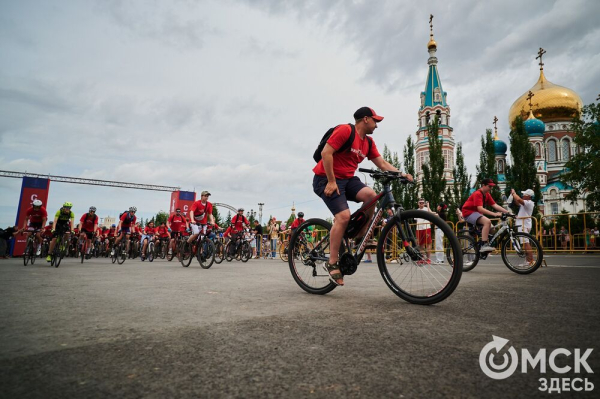 Участники "ВелоОмска" составили гигантский триколор