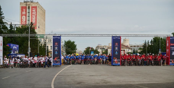 Участники "ВелоОмска" составили гигантский триколор