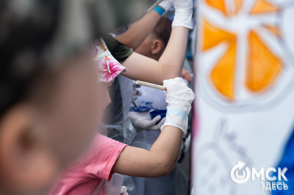 Автобусы стали раскраской для маленьких омичей