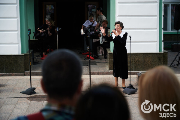 Творчество во имя памяти. Артисты Омской драмы выступили под открытым небом Творчество во имя памяти. Артисты Омской драмы выступили под открытым небом