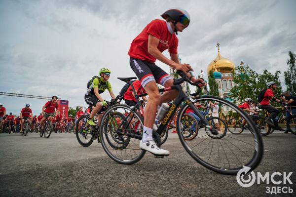 Участники "ВелоОмска" составили гигантский триколор