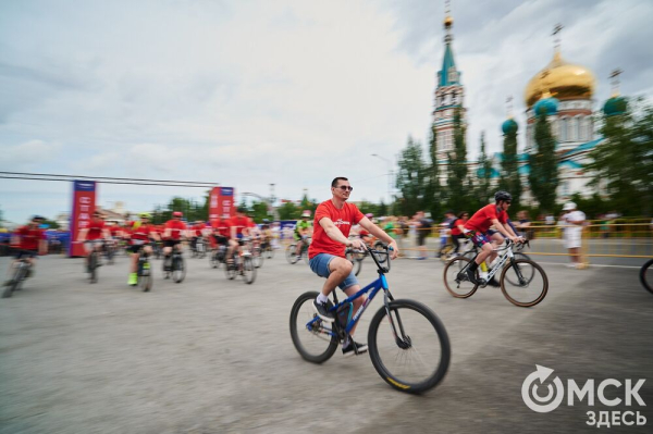 Участники "ВелоОмска" составили гигантский триколор