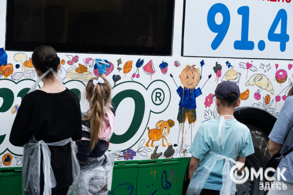 Автобусы стали раскраской для маленьких омичей