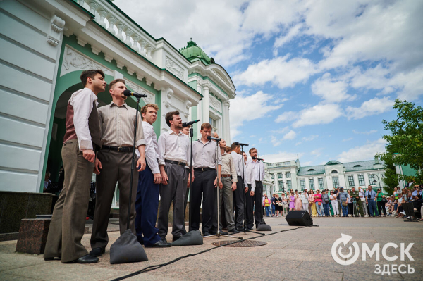 Творчество во имя памяти. Артисты Омской драмы выступили под открытым небом Творчество во имя памяти. Артисты Омской драмы выступили под открытым небом