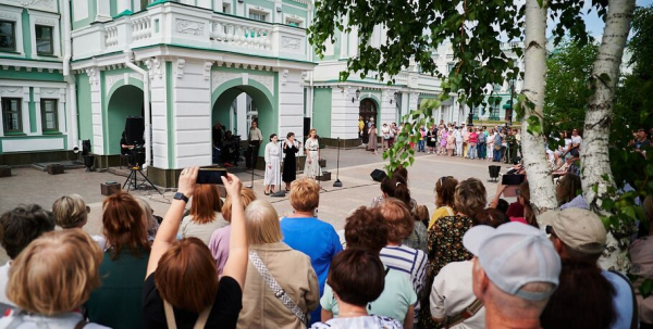 Творчество во имя памяти. Артисты Омской драмы выступили под открытым небом Творчество во имя памяти. Артисты Омской драмы выступили под открытым небом