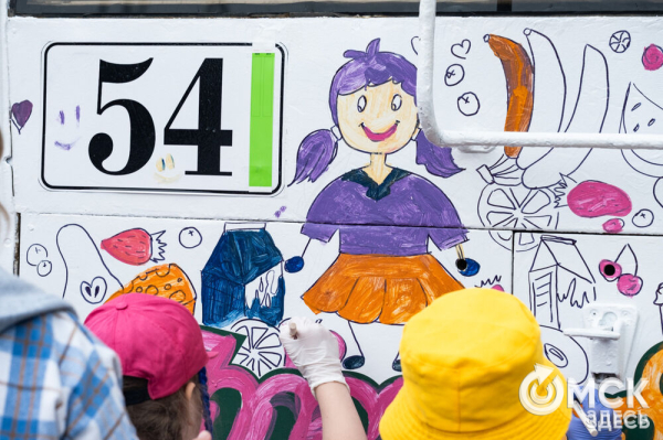 Автобусы стали раскраской для маленьких омичей